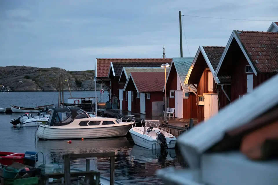Sjöbodar och båtar vid hamnen