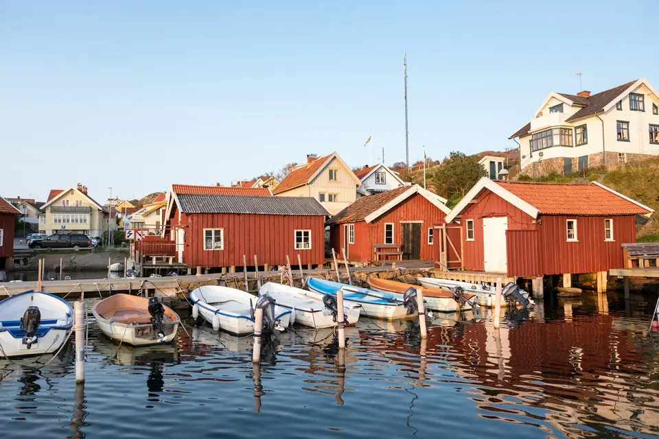 Röda sjöbodar och båtar i hamnen