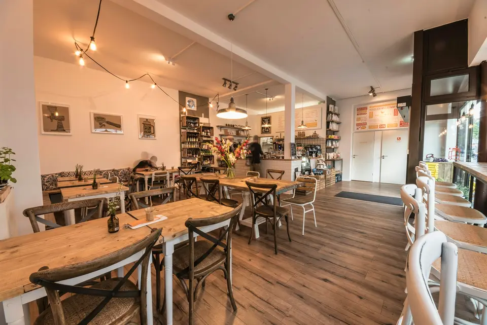 Bord och stolar i caféet